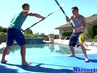 Đồng tính cơ bắp jocks sword chiến đấu qua các hồ bơi