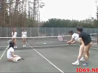 יפני נקדח במהלך טניס משחק מקדים