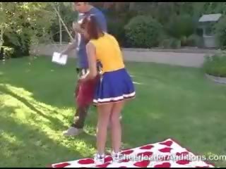 Liebenswert sexy rotschopf cheerleader vorführung titten