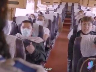 Kön tour tåg med bystiga asiatiskapojke eskortera original- kinesiska av vuxen film med engelska sub