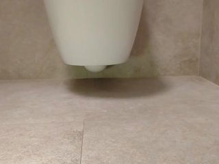 Koket voeten in de toilet