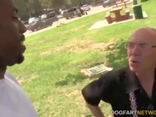 Karina lynne fucks cu o negru amice în timp ce ei tata watches