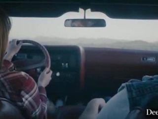 Deeper&period; seth & gabbie fan på bil motorhuv medan henne bf är bort